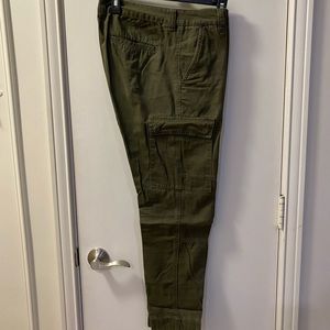 ITEM: FOREVER 21 CARGO PANTS
SIZE: 31